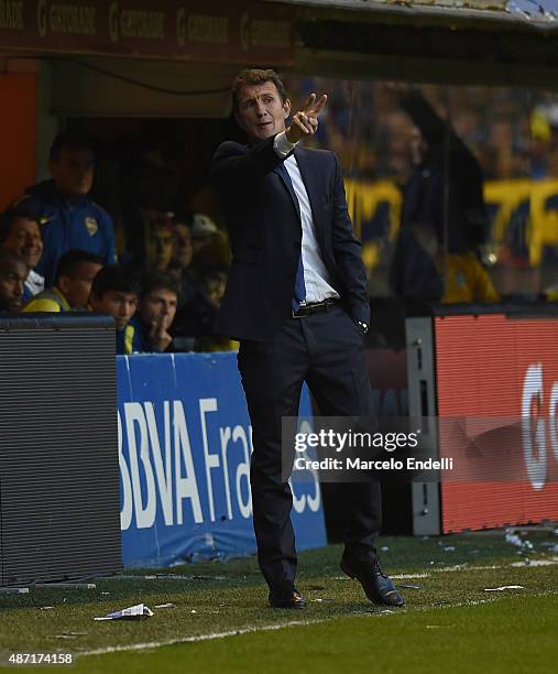 Rodolfo Arruabarrena head coach of Boca Juniors gives instructions to his players during a match between Boca Juniors and San Lorenzo as part of 23rd...