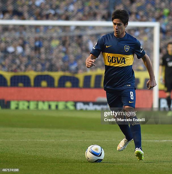 Pablo Perez of Boca Juniors drives the ball during a match between Boca Juniors and San Lorenzo as part of 23rd round of Torneo Primera Division 2015...