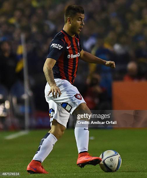 Hector Daniel Villalba of San Lorenzo drives the ball during a match between Boca Juniors and San Lorenzo as part of 23rd round of Torneo Primera...