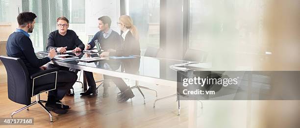 business-tagung - boardroom ipad stock-fotos und bilder