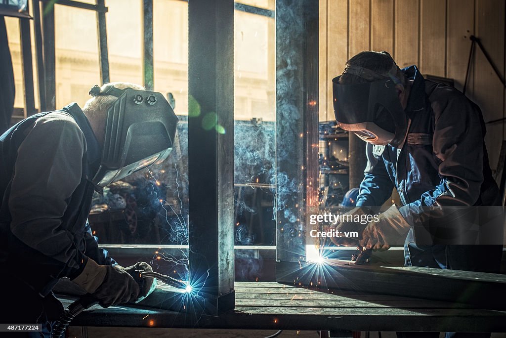 Industrial los trabajadores con las herramientas de soldadura