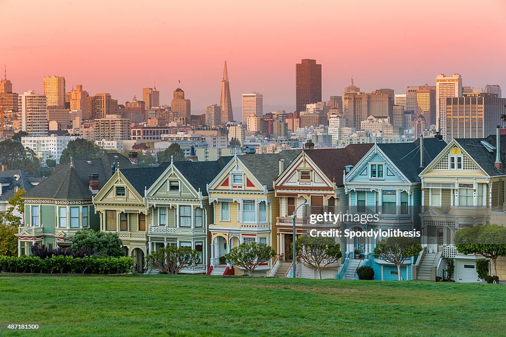 Alamo square e Painted Ladies com horizonte de San Francisco