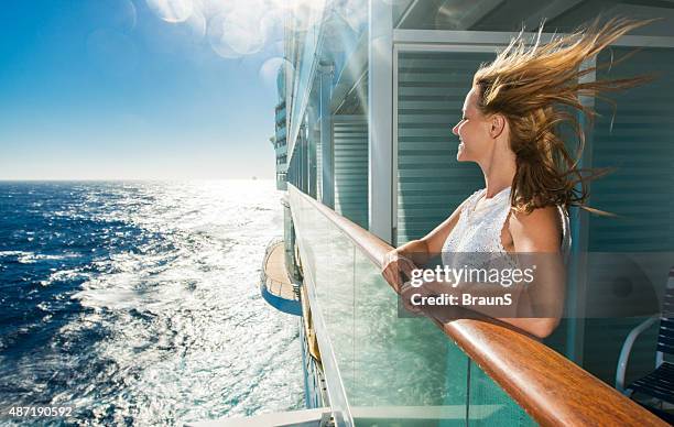 heureuse femme à la recherche en mer depuis un bateau de croisière. - bateau croisiere photos et images de collection