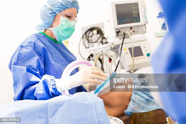 patient being sedated by anesthesiologist before surgical procedure - anesthesia mask bildbanksfoton och bilder