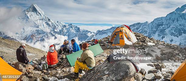 sherpa mountaineers relaxing at base camp annapurna himalayas nepal - annapurna beschermd gebied stockfoto's en -beelden