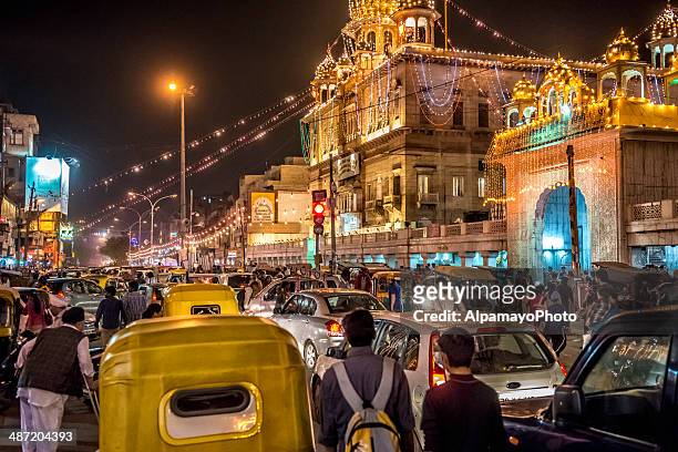 busy streets of the old delhi spice market by night - chandni chowk stockfoto's en -beelden