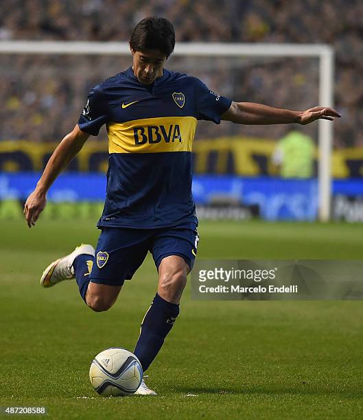 Pablo Perez of Boca Juniors drives the ball during a match between Boca Juniors and San Lorenzo as part of 23rd round of Torneo Primera Division 2015...