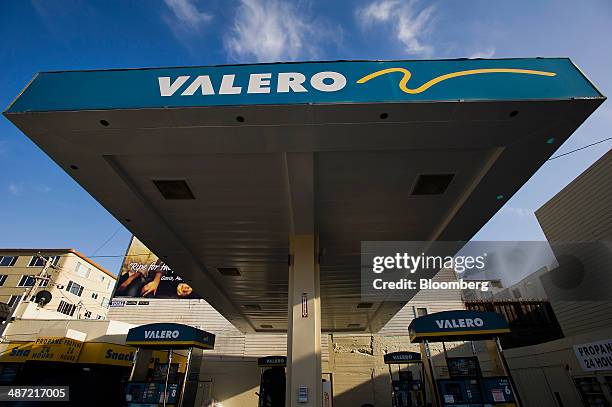 Fuel Rack Valero 337 Valero Station Photos & High Res Pictures - Getty Images