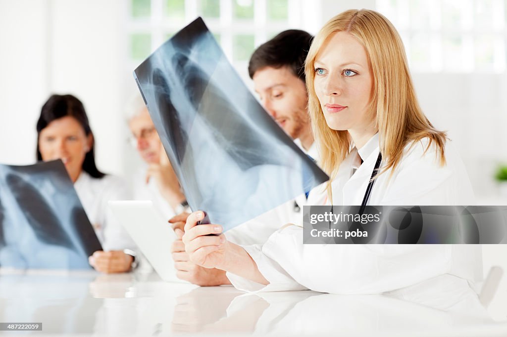 Team medico esaminando l'immagine a raggi X