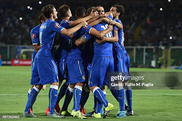 Daniele De Rossi of Italy celebrates with team mates during the UEFA EURO 2016 Qualifier match between Italy and Bulgaria on September 6, 2015 in...