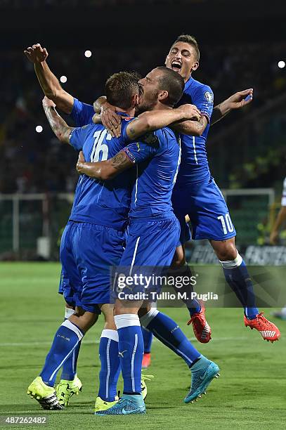 Daniele De Rossi of Italy celebrates with team mates during the UEFA EURO 2016 Qualifier match between Italy and Bulgaria on September 6, 2015 in...