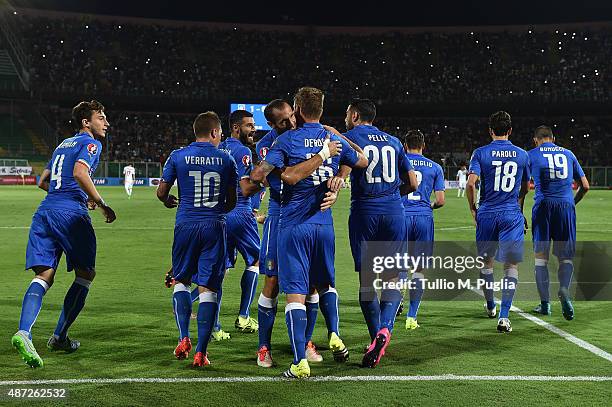 Daniele De Rossi of Italy celebrates with team mates after scoring a penalty during the UEFA EURO 2016 Qualifier match between Italy and Bulgaria on...