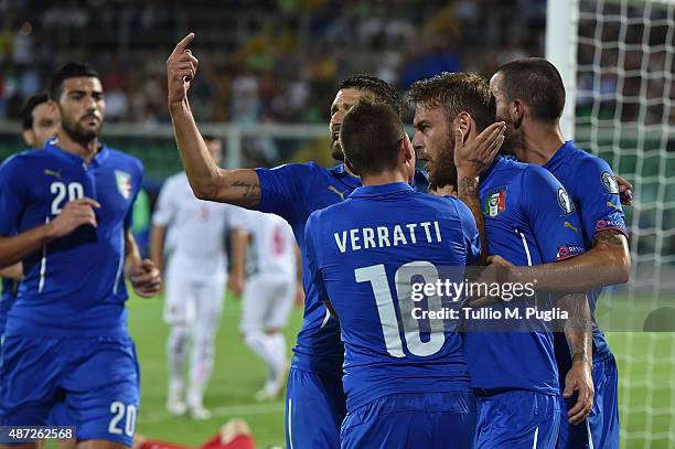 Daniele De Rossi of Italy celebrates with team mates after scoring a penalty during the UEFA EURO 2016 Qualifier match between Italy and Bulgaria on...