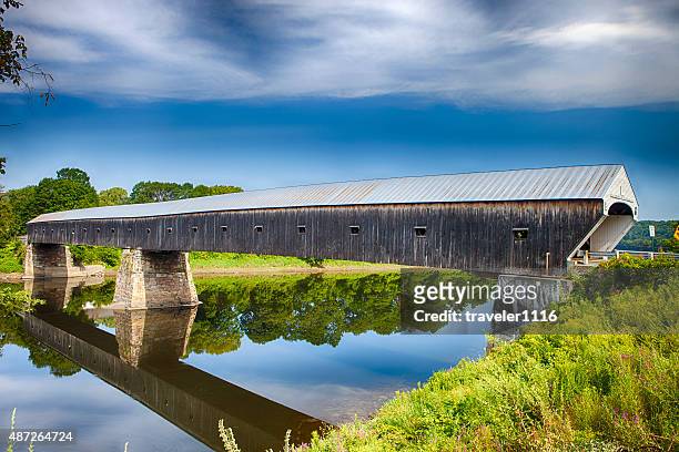 gallina cornish-windsor puente cubierto en vermont - vermont fotografías e imágenes de stock