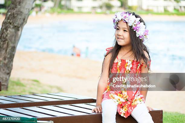 jolie petite fille avec un collier de fleurs hawaïen, sur la plage - hawaiian lei photos et images de collection