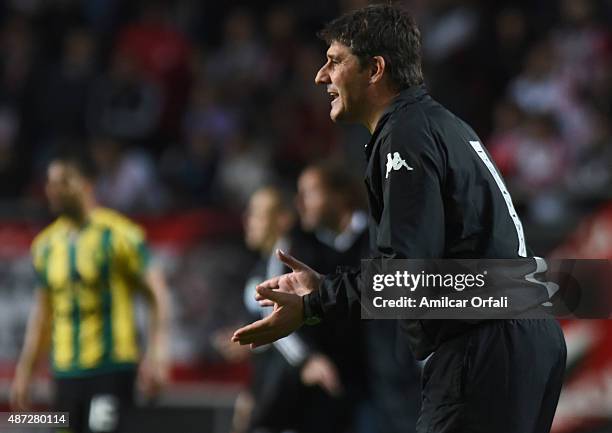 Fernando Quiroz head coach of Aldosivi shouts to his players during a match between Estudiantes and Aldosivi as part of 23rd round of Torneo Primera...