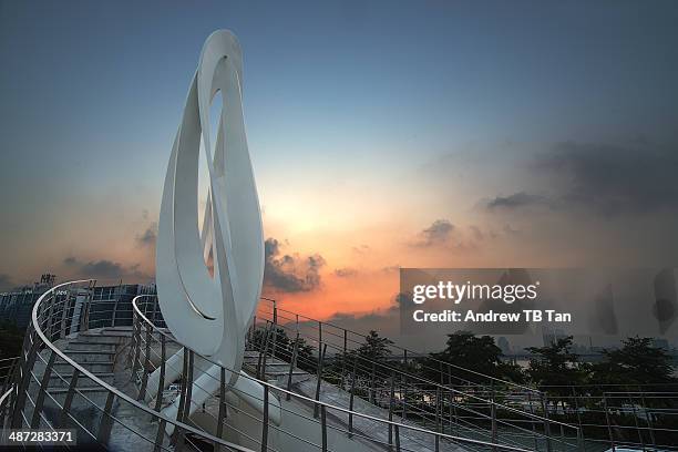 public art along han river during sunset - mapo bridge stock pictures, royalty-free photos & images