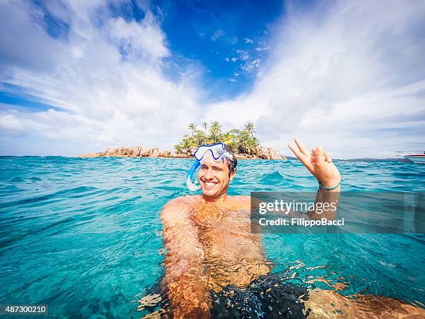 nadador selfie en un entorno tropical al mar - isla martinica fotografías e imágenes de stock