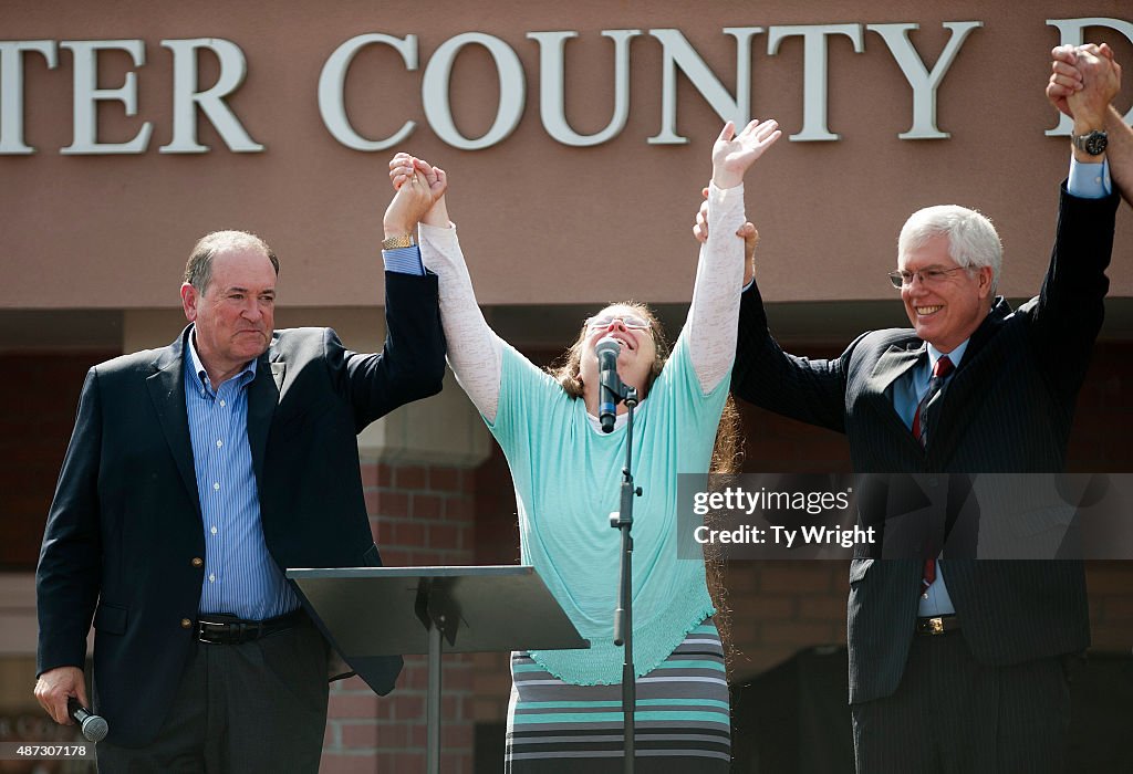 Mike Huckabee Holds Rally in Support of Jailed Clerk Kim Davis in Kentucky