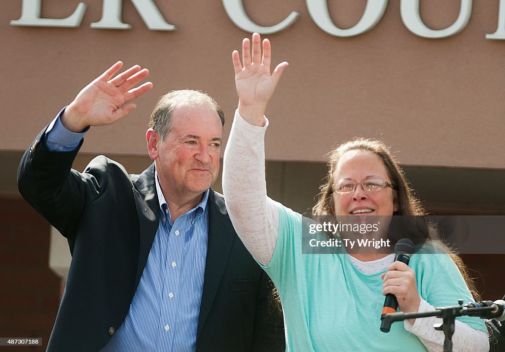 Mike Huckabee Holds Rally in Support of Jailed Clerk Kim Davis in Kentucky