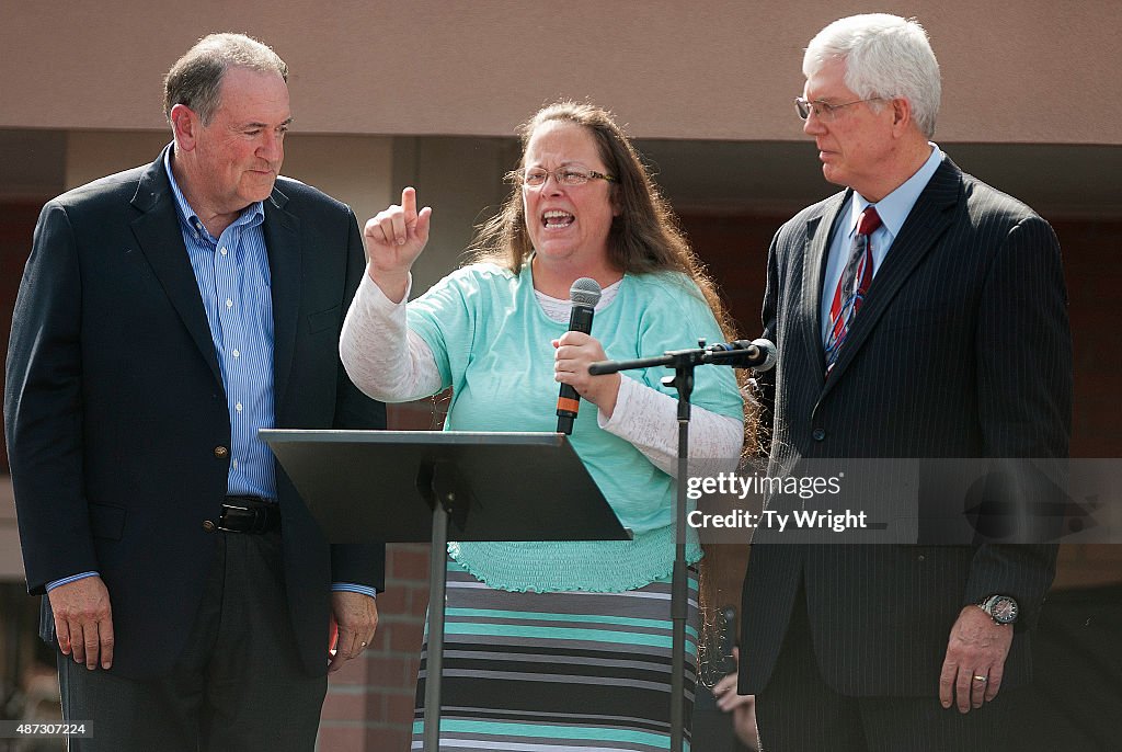 Mike Huckabee Holds Rally in Support of Jailed Clerk Kim Davis in Kentucky