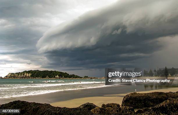 storm approaching - mount maunganui 個照片及圖片檔