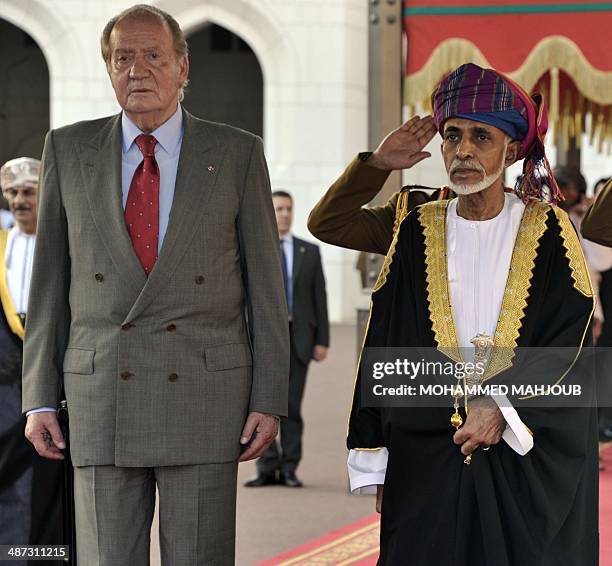 Omani leader Sultan Qaboos bin Said walks alongside Spanish King Juan Carlos during a welcome ceremony in Muscat on April 29, 2014. AFP PHOTO/MOHAMED...