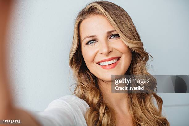 bella metà età donna. - blonde woman selfie foto e immagini stock