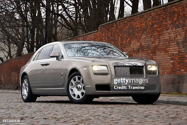 rolls-royce ghost estesa argento su strada - rolls royce foto e immagini stock