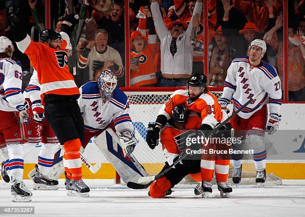 Scott Hartnell, Wayne Simmonds and Claude Giroux of the Philadelphia Flyers celebrate Simmond's powerplay goal at 7:08 of the first period against...