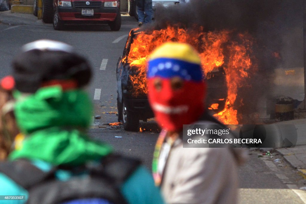 TOPSHOT-VENEZUELA-POLITICS-OPPOSITION-PROTEST