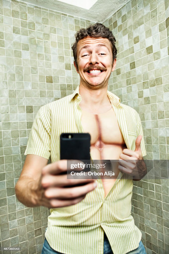 Selfie nel bagno con falsi muscoli