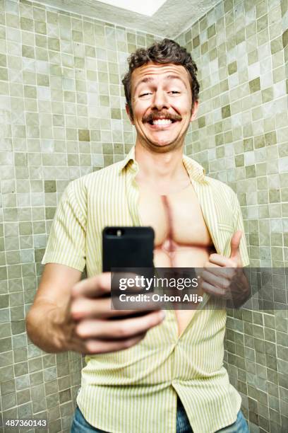 selfie in the bathroom with fake muscles - fake man stockfoto's en -beelden