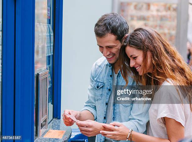 compra de un billete de lotería, las ramblas - artículos de lotería fotografías e imágenes de stock