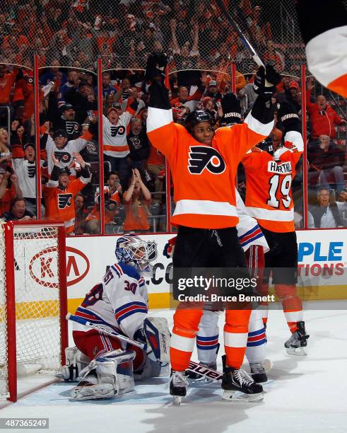 Wayne Simmonds of the Philadelphia Flyers celebrates his third goal of the game in the second period against the New York Rangers in Game Six of the...