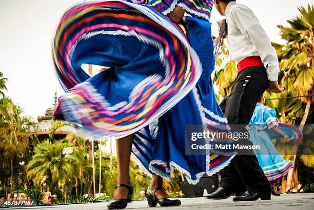 folk dancing mexico - 民族舞踊 ストックフォトと画像