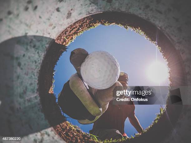 punto di vista di giocatore e palla da golf buca interna - ace foto e immagini stock