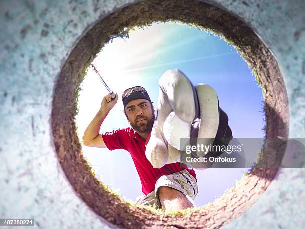 punto de vista, y pelota de golf player en orificio pasante - hole in one fotografías e imágenes de stock