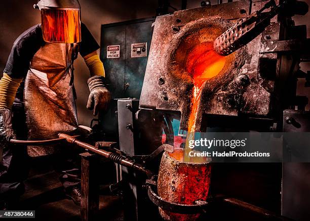 liquid geschmolzenen stahl - fließend stock-fotos und bilder