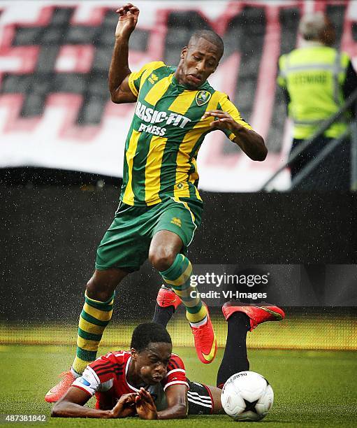 Den Haag-Feyenoord Eredivisie 2014-2015 Mitchel Schet vloert in de striemende regen Terence Kongolo en krijgt zijn tweede gele, dus rode kaart van...