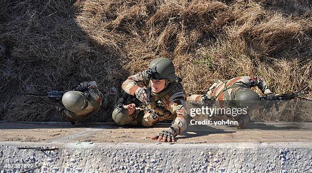 soldier de ataque - campamento de instrucción militar fotografías e imágenes de stock