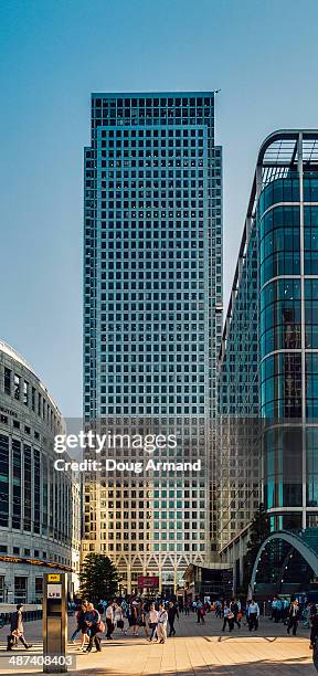 commuters at canary wharf station, london - canary wharf railway station stock pictures, royalty-free photos & images