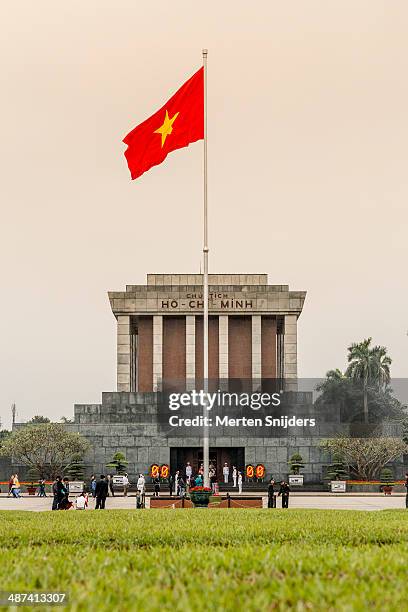 ho chi minh mausoleum in hanoi - ho chi minh mausoleum stock-fotos und bilder