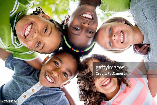 kinder lächelnd in einer sitzung - blick nach unten stock-fotos und bilder