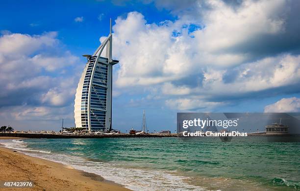 dubai, united arab emirates - the iconic burj al arab hotel as seen from the usaqen beach. - dubai jumeirah beach stockfoto's en -beelden