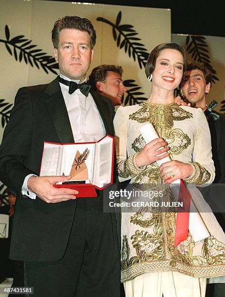 Le producteur américain David Lynch pose pour les photographes en compagnie de l'actrice italienne Isabella Rossellini , le 21 mai 1990 à Cannes,...