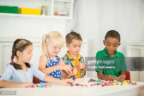 crianças agrupamento contas - bead - fotografias e filmes do acervo