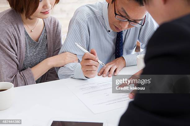 clientes assinatura de um contrato imobiliário em imóveis agência - escritura japonesa imagens e fotografias de stock