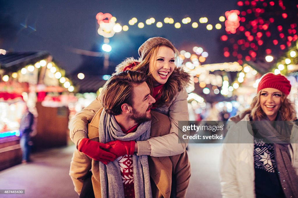 Casal tendo diversão ao ar livre no Inverno justa.