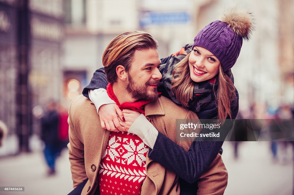 Paar Spaß im Freien im winter-Stadt.